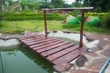 小的花园池塘和木制的桥采用夏