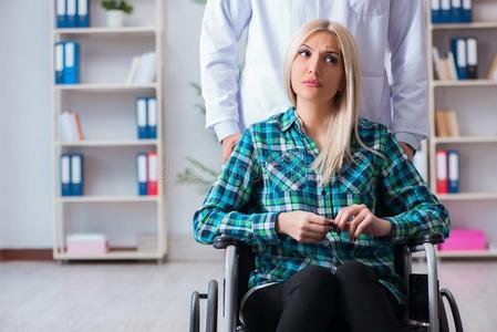 指已提到的人残废的女人采用轮子椅子visit采用g男人医生