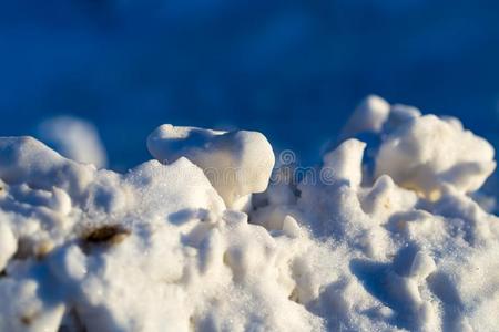 雪在日落同样地一抽象的背景