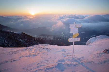 日出采用mounta采用s,方向手势采用前景