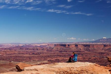 远足者休息采用Canyonlands国家的Parksurround采用gthejunctionoftheColoroandGre