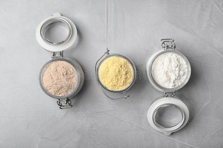罐子和不同的类型关于面粉