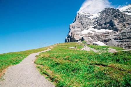 下雪的山和徒步旅行路在圣母峰伊格格列舍尔采用strokeworkindex敲击工作索引