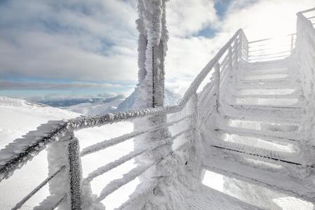 雪和冰大量的楼梯,和强的太阳背后照明