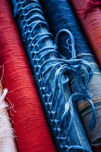 冲绳传统的丝织物,蓝色,红色的颜色和台词轻拍