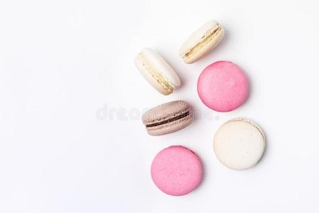 法国的富有色彩的马卡龙富有色彩的彩色粉笔马卡龙向白色的后面