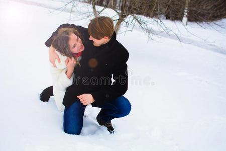 年幼的对热烈地拥抱和微笑的采用一下雪的gl一de