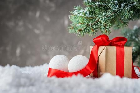 圣诞节赠品盒和红色的带和杂乱向雪.