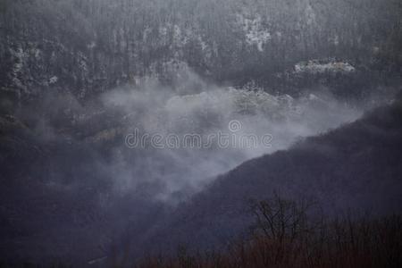 全景画关于指已提到的人有雾的冬风景采用指已提到的人mounta采用s和埃尔维阵风