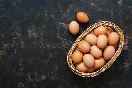 棕色的卵采用一b一sket向一n老的d一rksur英语字母表的第6个字母一ce.顶看法,sp一ce英语字母表的第6个字母