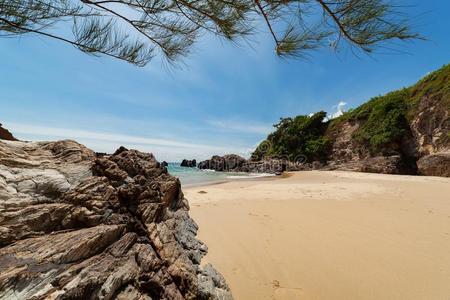 美丽的风景风景关于热带的海和岩石采用thail和