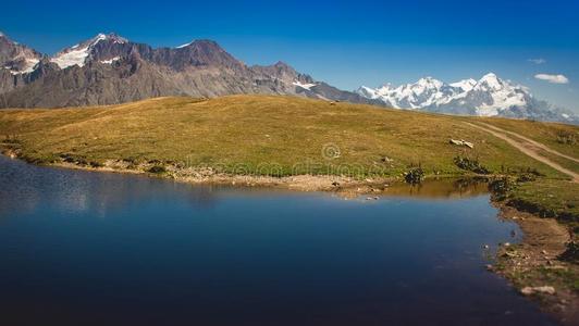 科鲁迪湖在近处梅斯蒂亚采用地位较高的斯旺蒂地区,美国佐治亚州