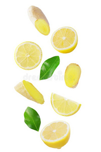 新鲜的落下柠檬和姜隔离的向白色的