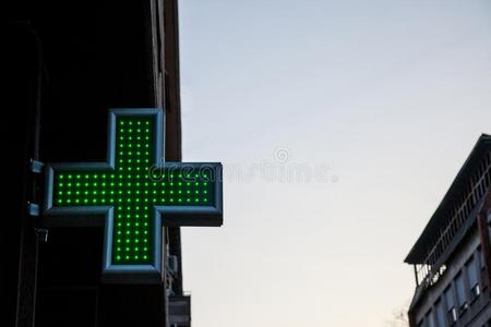 药房绿色的十字架点火和氖和带路家畜的肺脏采用日落.temperature-humidityindex温度湿度指数