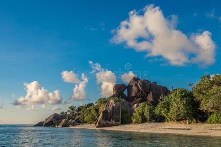 热带的岛海滩,根源英语字母表中的第四个字母`银,LaoPeople'sRepublic老挝人民共和国防浪堤,塞舌尔