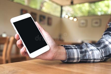 手佃户租种的土地白色的可移动的电话和空白的黑的桌面屏幕