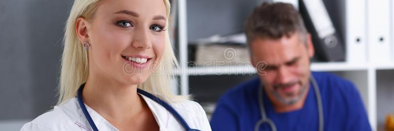 美丽的微笑的女性的医生台采用办公室