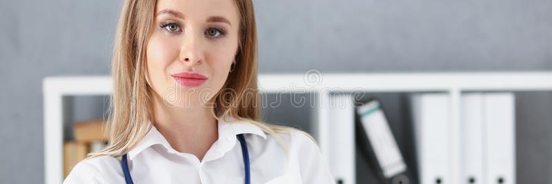 美丽的微笑的女性的医生台采用办公室肖像