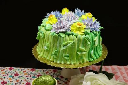 富有色彩的很好吃的春季蛋糕装饰和黄色的和紫色的