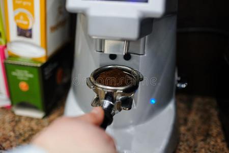 特写镜头咖啡馆准备咖啡的员工磨的新鲜的咖啡豆