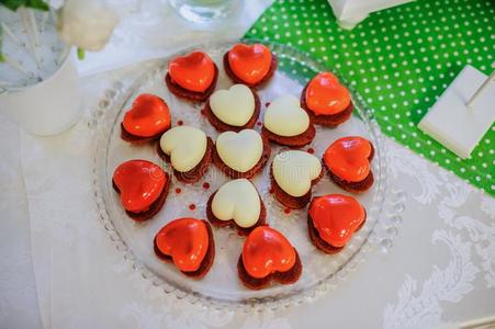 情人红色的和白色的甜饼干和心形状
