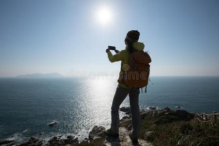 女人旅行者迷人的照片在海滨