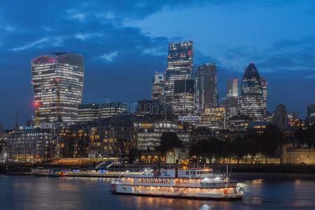泰晤士河路堤和伦敦摩天大楼采用城市关于伦敦