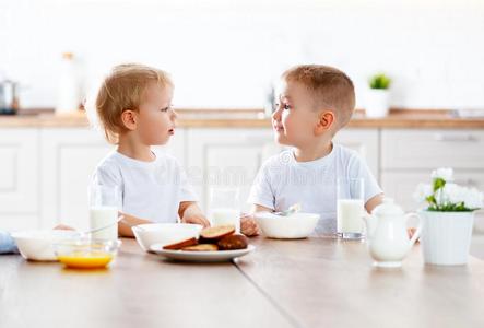 幸福的有趣的孩子们吃早餐