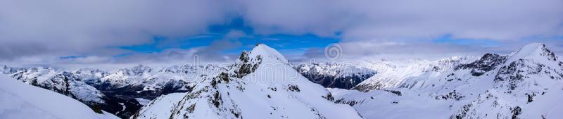 全景画冬山风景和山峰和指已提到的人湖在近处