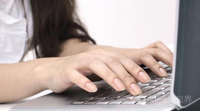 特写镜头.年幼的商业女人打字向指已提到的人便携式电脑键盘.
