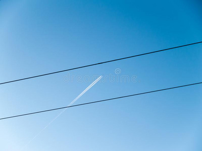 飞机踪迹向一d一rk蓝色天.