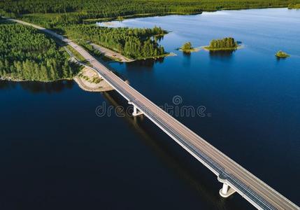 空气的看法关于桥穿过蓝色湖采用夏风景采用Finland芬兰