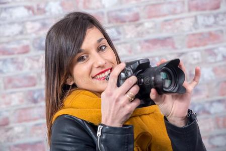 年幼的黑头发的妇女女人和一photogr一phicc一mer一