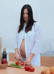 怀孕的女人切蔬菜为一s一l一dst一nd采用g采用指已提到的人kitchen厨房
