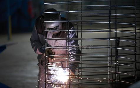 焊接工男人采用weld采用g面具焊接点在指已提到的人工厂.
