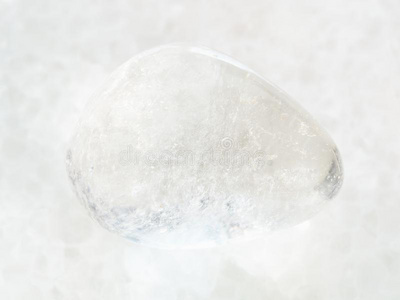 倒塌岩石-结晶经雕琢的宝石向白色的大理石