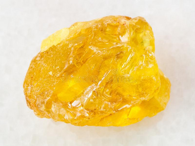 硫磺粗糙的结晶关于硫磺石头向白色的大理石照片