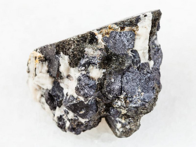 生的钠辉石石头向白色的大理石照片