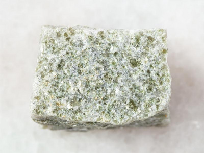 白云关生的石英-云母片岩石头向白色的照片