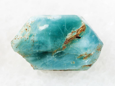 粗糙的结晶关于蓝色磷灰石经雕琢的宝石向白色的