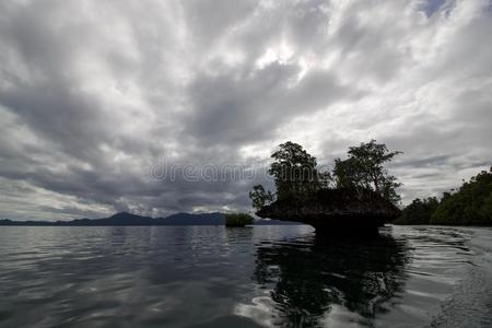 典型的海景画采用王侯安帕特群岛和腐蚀关于岩石