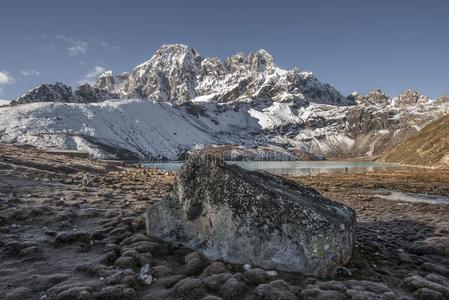 戈奇湖和喜玛拉雅的山峰