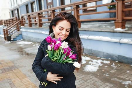 美丽的年幼的女人和花户外的肖像,春季女孩