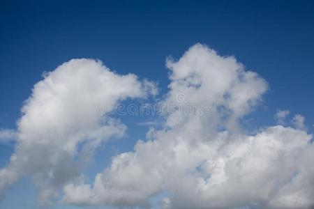 蓝色天和云背景.云景.美丽的软的中心思想