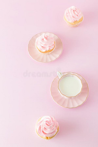 粉红色的彩色粉笔垂直的横幅和装饰纸杯蛋糕,杯子关于c关于f