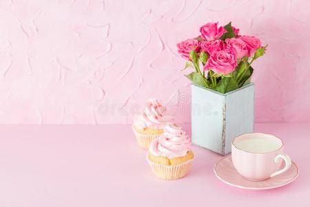 粉红色的彩色粉笔霍利森塔尔横幅和装饰纸杯蛋糕,杯子关于Colombia哥伦比亚