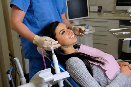 美好黑头发的妇女所有牙仔细检查在牙科医生.