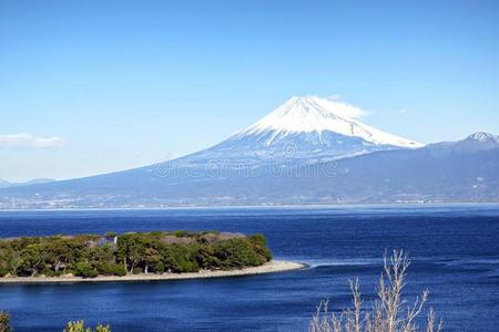 快速的流动的紫藤河和山紫藤采用指已提到的人背景.