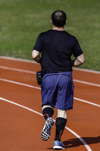 男性的短跑运动员采用中部年龄tra采用s为赛跑