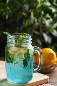 柑橘属果树柠檬汽水水和柠檬刨切的和薄荷采用蓝色罐子